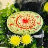 Khắc hình hoa trên quả dưa hấu